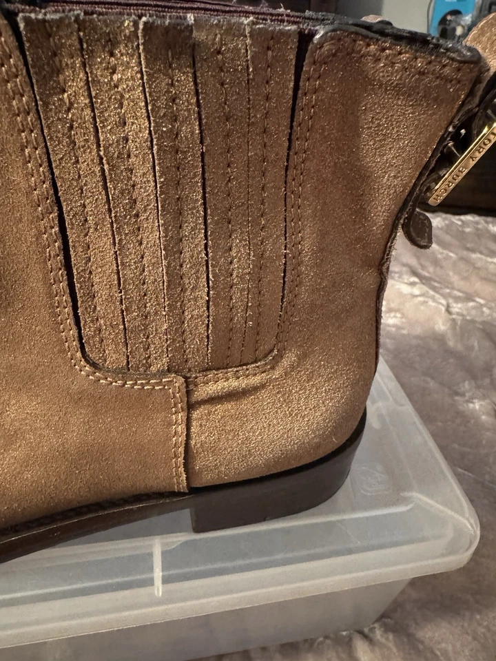 Botín Chelsea Tory Burch Wade en dorado metálico talla 10 1/2 M Foto 4 de 4