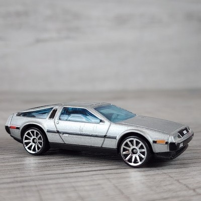 Hot Wheels 1981 DeLorean DMC-12 2010 Diecast Car 1:64 Scale Silver 10SPs B38
