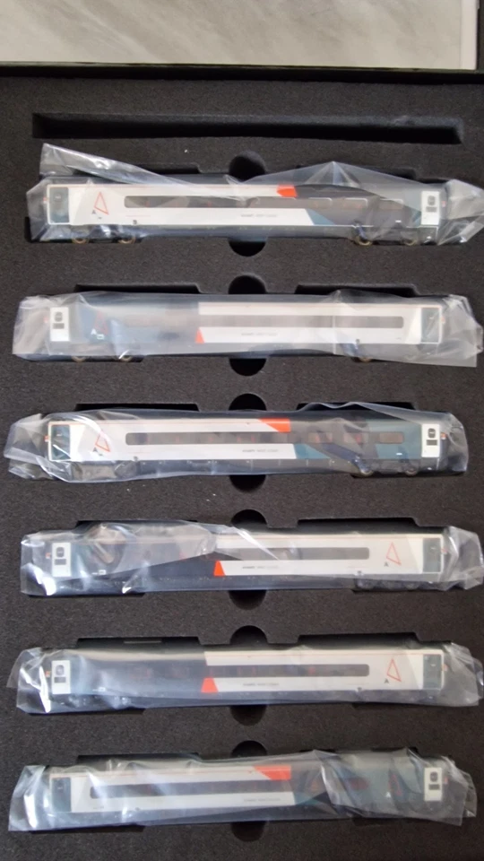 Revolution Trains Pendolino Avanti West Coast - 11 Car DCC FITTED & Light Bars - Image 3 of 3