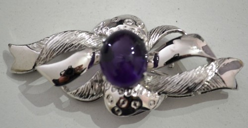 Band Stil silberfarbene Anstecknadel mit lila Stein Schmuck y1 - Bild 1 von 2