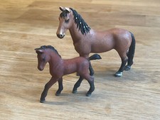 1x Schleichpferd/ Stute + 1x Fohlen, beide braunes Fell, guter Zustand