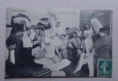 TH318) CPA MILITAIRE CASERNE humour une salle blague en attendant la classe 1907 - Photo 1/2