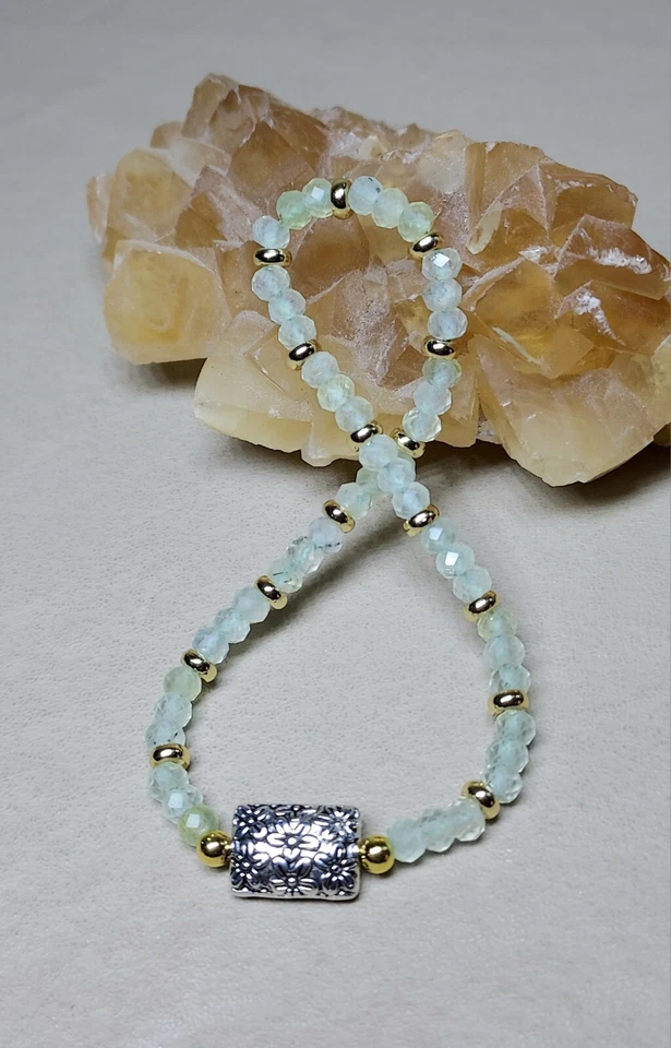 Pulsera Prehnita Elástica Piedras Preciosas Verde Claro con Plata y Oro, 6.75" Foto 2 de 4