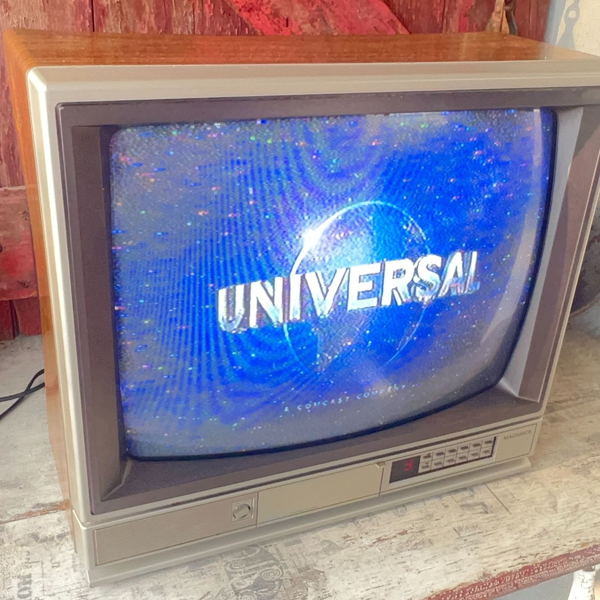 Vintage 1985 Magnavox 19C704 CRT Television With Woodgrain Cabinet