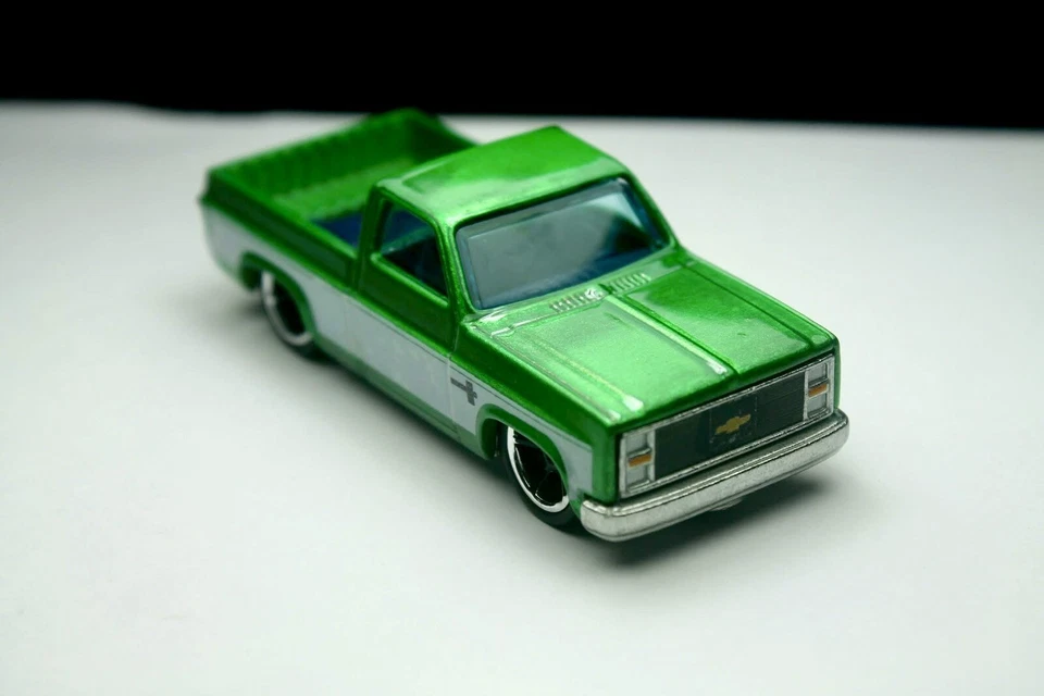 Hot Wheels '83 Silverado Candy Green Spectraflame Custom Made Loose 1:64 - Immagine 2 di 4