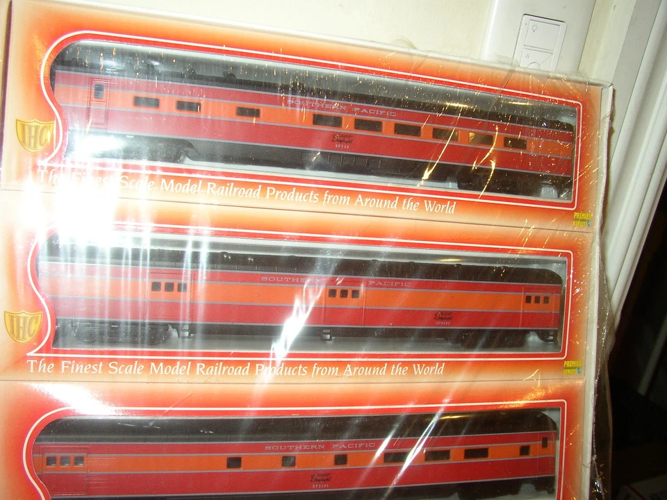 IHC HO Southern Pacific Daylight 8 car Premier  Passenger  set #48258 NEW NIB - Image 4 of 4