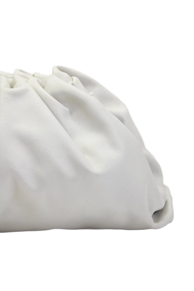 Bolso sin asas Bottega Veneta para mujer de cuero con cierre acanalado beige Foto 2 de 4