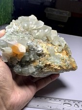Racimo de cuarzo anfíbol y clorito en matriz con byssolito que tiene paquete de crecimiento.