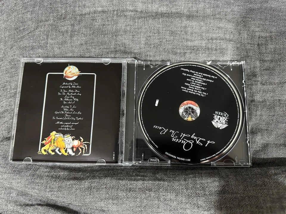 Подписанный Роджером Тейлором альбом Queen A Day At the Races CD - Изображение 3 из 3