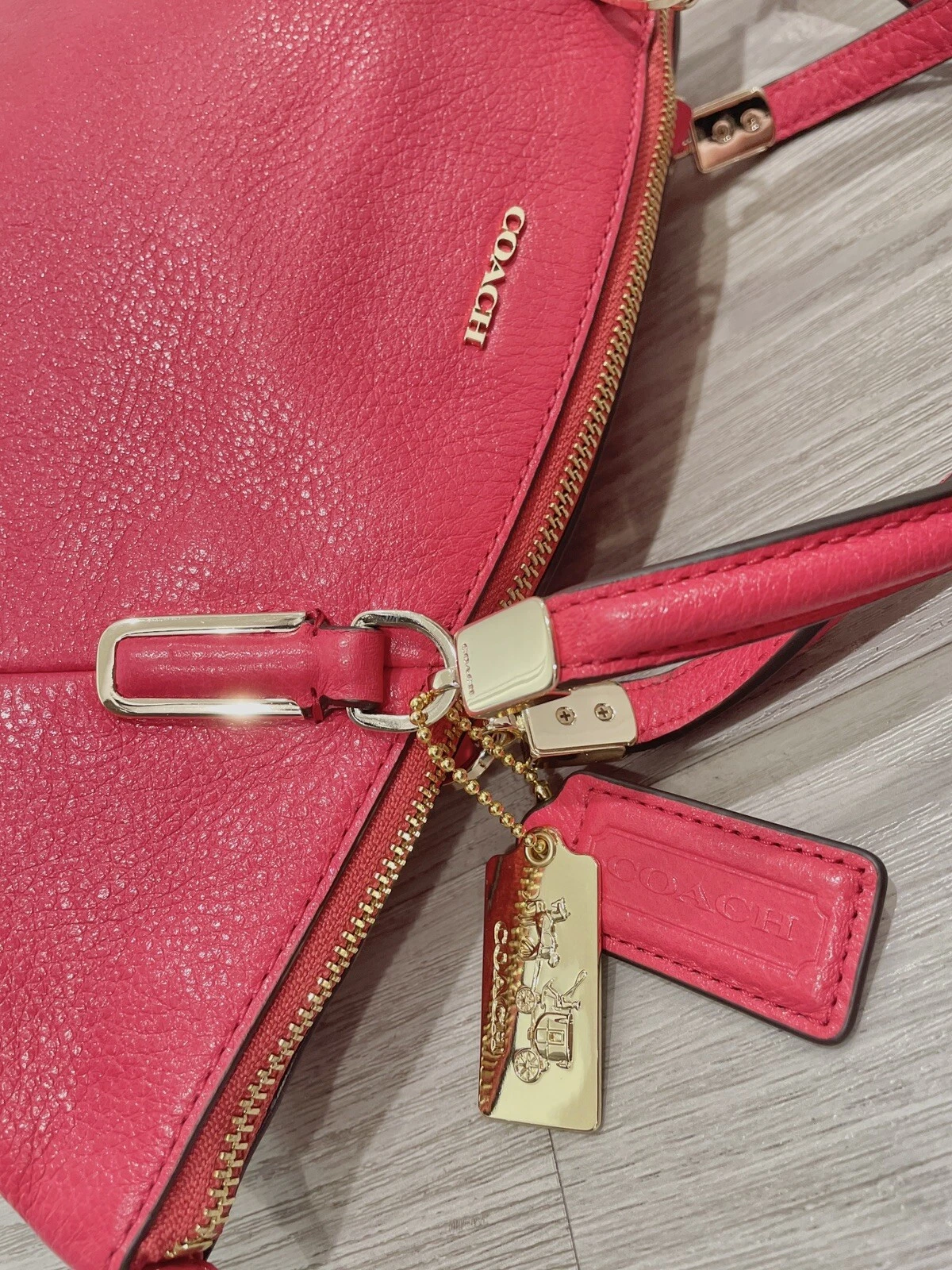 Borsa Coach in pelle rosso scarlatto rara classica nuova con etichetta zip doppio cinturino