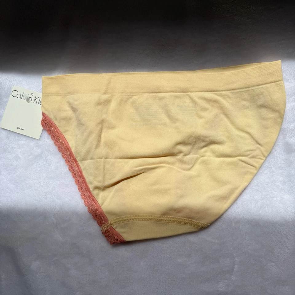 Женские желтые и розовые кружевные трусики-бикини Calvin Klein размер S новые с ценниками нераспроданные - Изображение 4 из 4