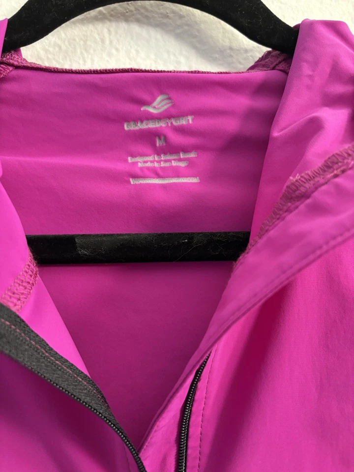 Chaqueta deportiva ajustada con cremallera completa púrpura GRACED BY GRIT Foto 3 de 4