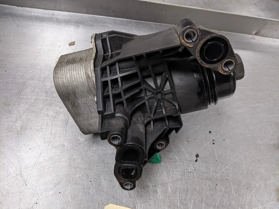 Carcasa del filtro de aceite del motor Volkswagen Golf 2.0 2015 04L115389A diésel CRUA Foto 3 de 4