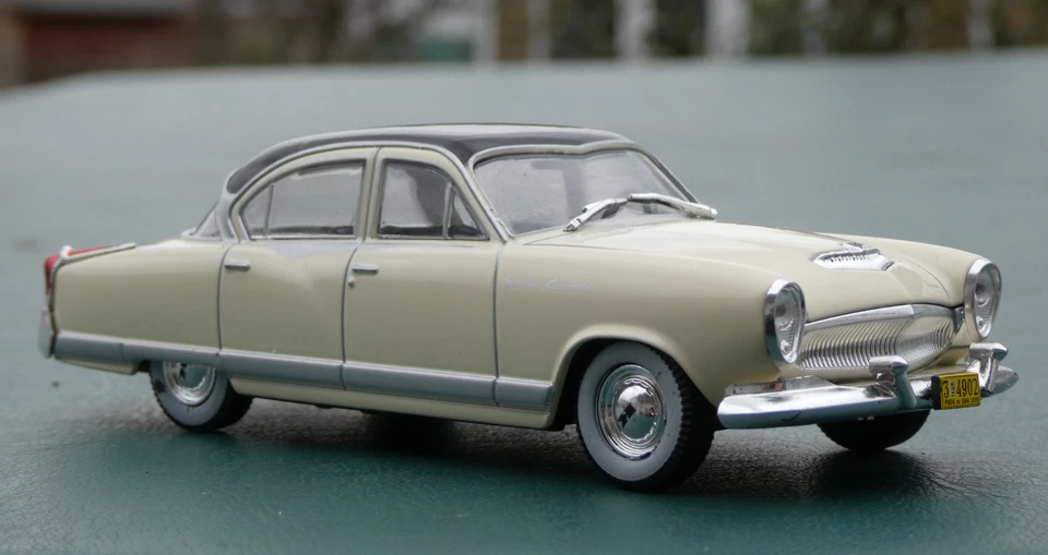 Kaiser Carabela Manhattan 1958 Argentina Rare Diecast Car Scale 1:43 + Magazine - Image 2 of 4