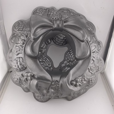 Nordic Ware 3D Holiday Wreath Bundt Cake Baking Pan 9 Cups 2.1 Liters