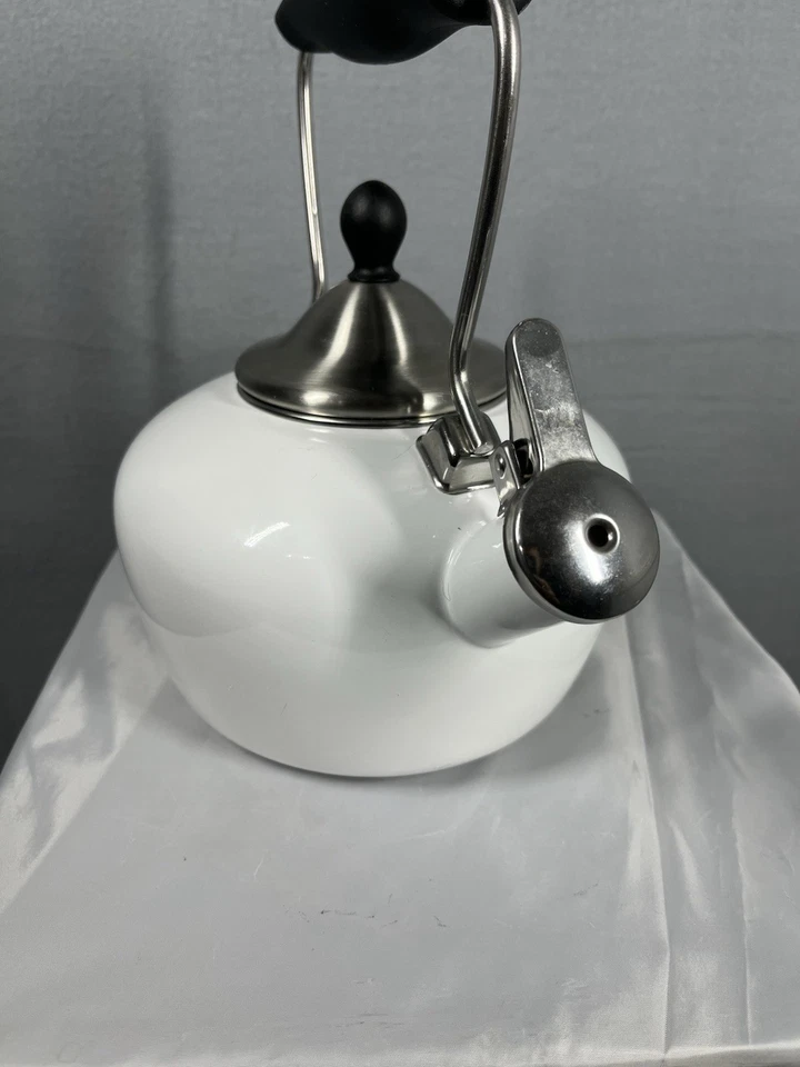 Chantal Victoria 1,8 qt Estufa Tetera Blanca Silbido Tetera Esmalte Sobre Acero Foto 3 de 4