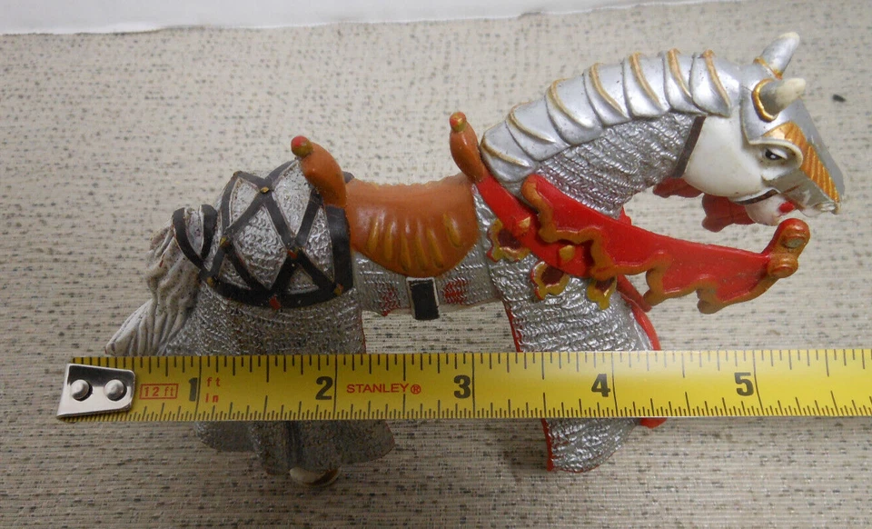 Caballo de juguete medieval de plástico en zócalo / 5 1/2" L X 4" H de colección Foto 2 de 4