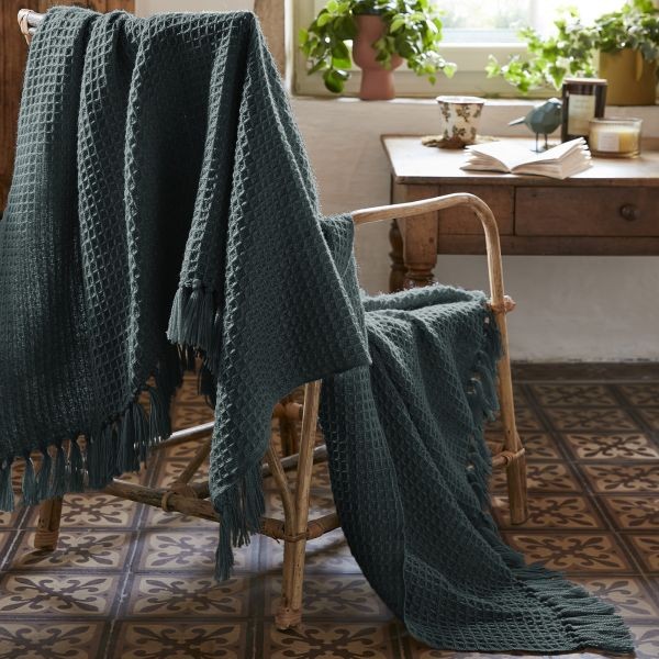 Plaid à franges 130x160 cm ardoise GABIN pour cocooning sur le canapé