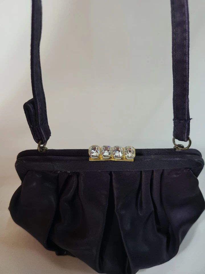 Cartera sin asas de noche satinada púrpura vintage de los años 40 con cierre de estrás Foto 3 de 4