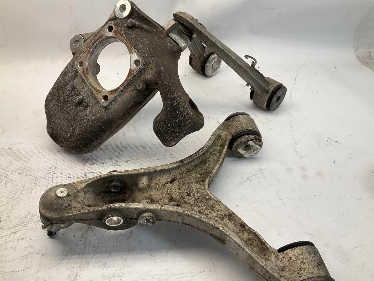 09-19 Maserati GranTurismo Front Right Spindle Knuckle w/ Arm Set (3) Q
