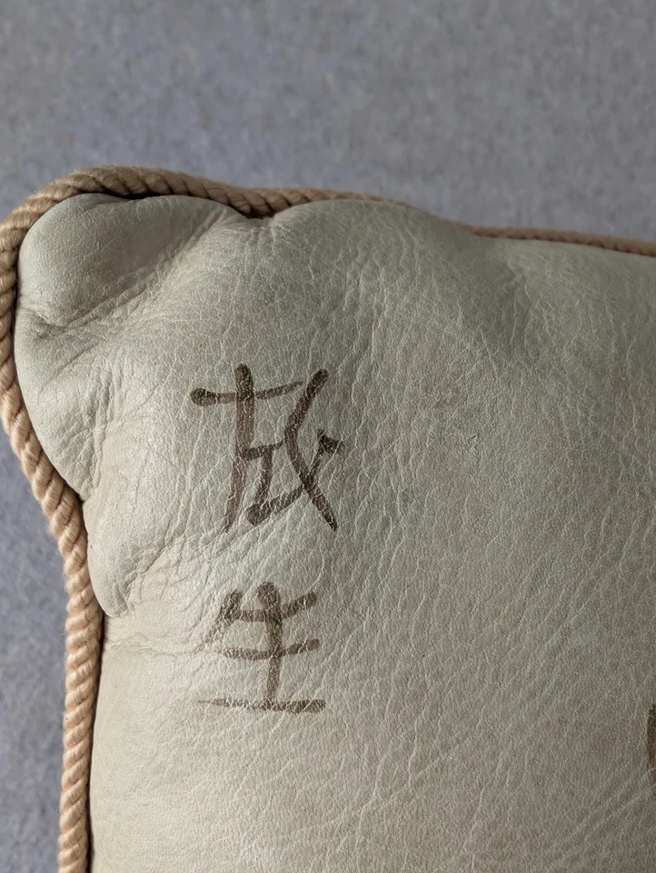 Puf de cuero vintage acolchado pintado a mano pez koi motivo asiático 17" X 10" Foto 3 de 4