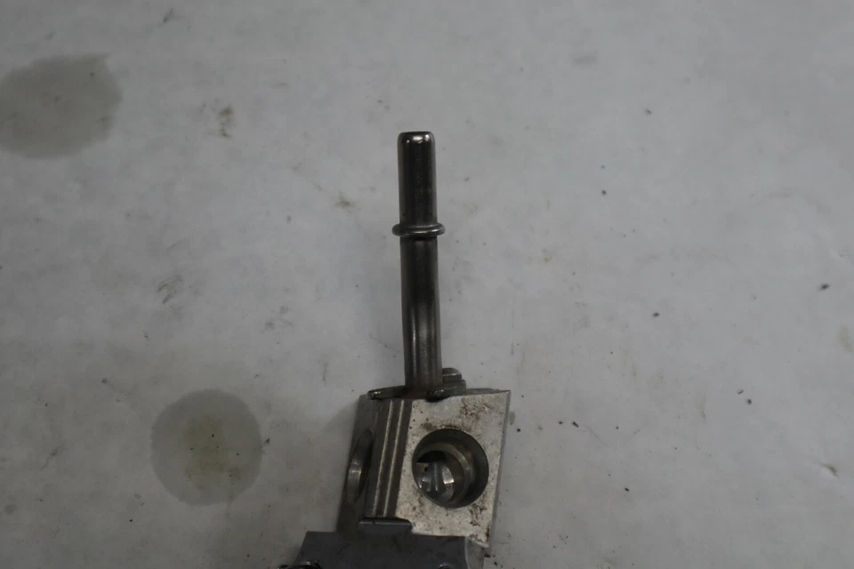 Harley Davidson Fuel Rail 2005 Road King negro/rojo 27608-01 Foto 3 de 4