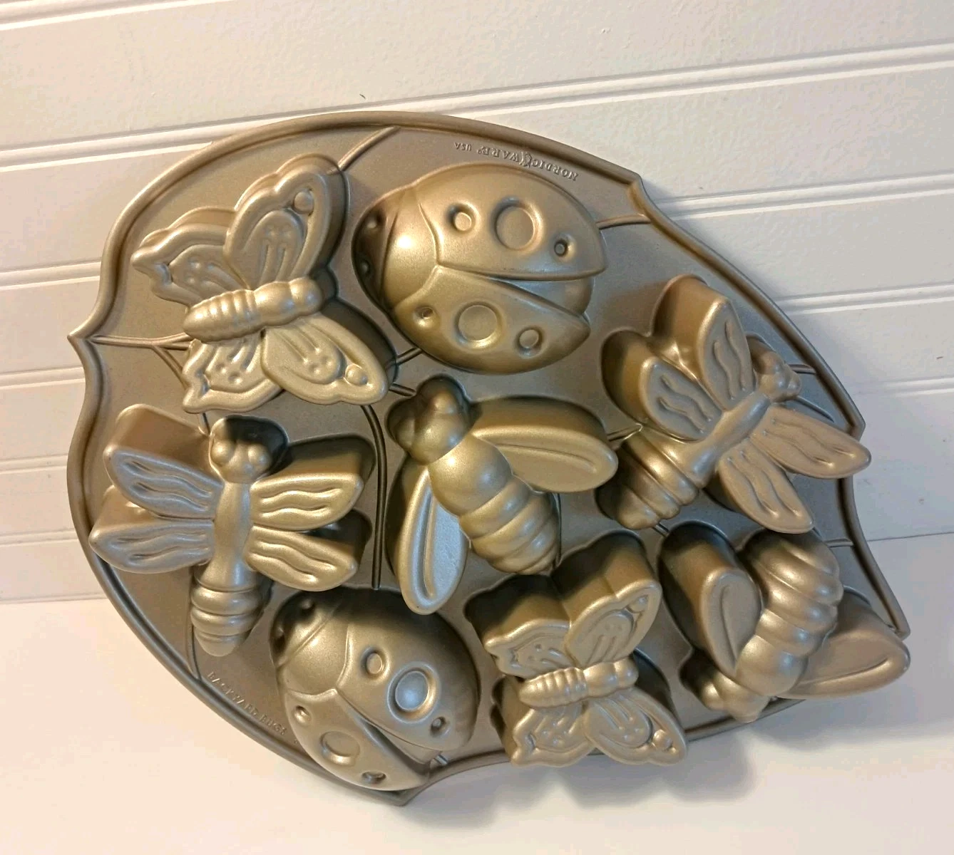Nordic Ware Backyard Bugs Muffin Bake Pan 8 Ladybug Butterfly Dragonfly Bee 15"
Opens in a new windo