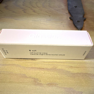Glossier G Suit Soft Touch lip crème , Strike Shade 0.20 fl oz