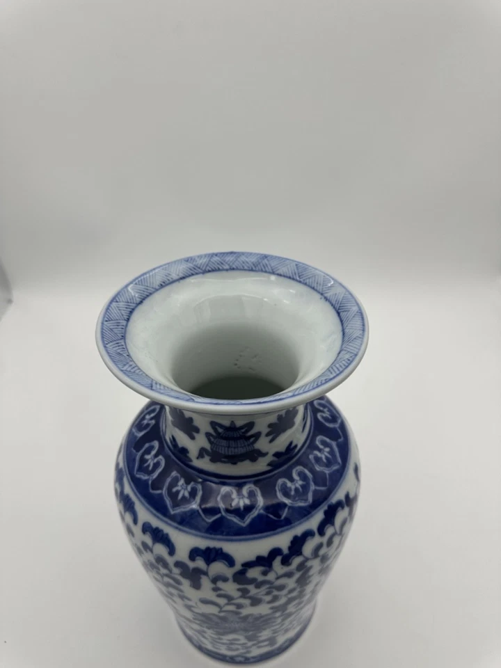 20th Century Antique Chinese Blue and White Ming Dynasty Style Vase - Image 3 of 4