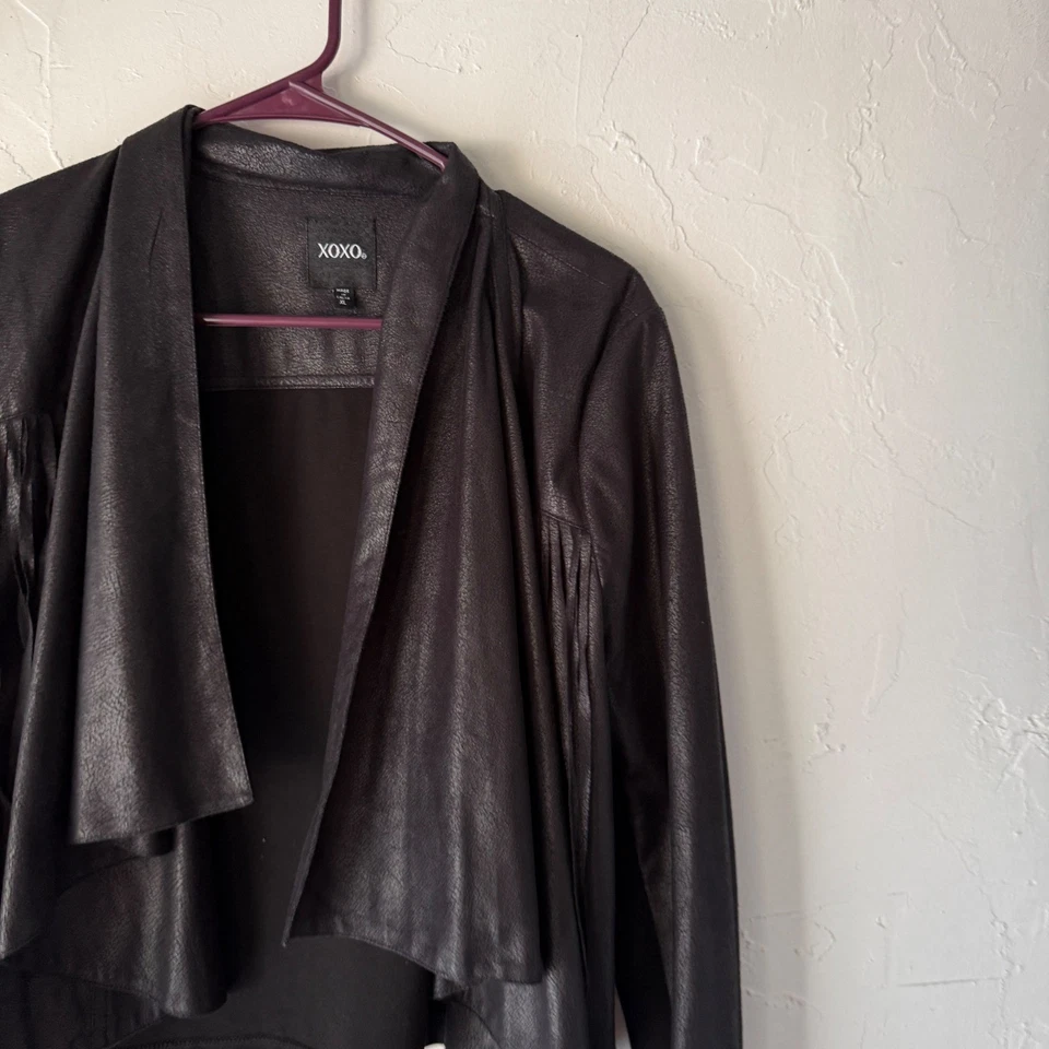 Chaqueta XOXO Y2k Imitación Cuero Flecos Negra Frente Abierto Recortado Cremallera Detalle XL Foto 2 de 4