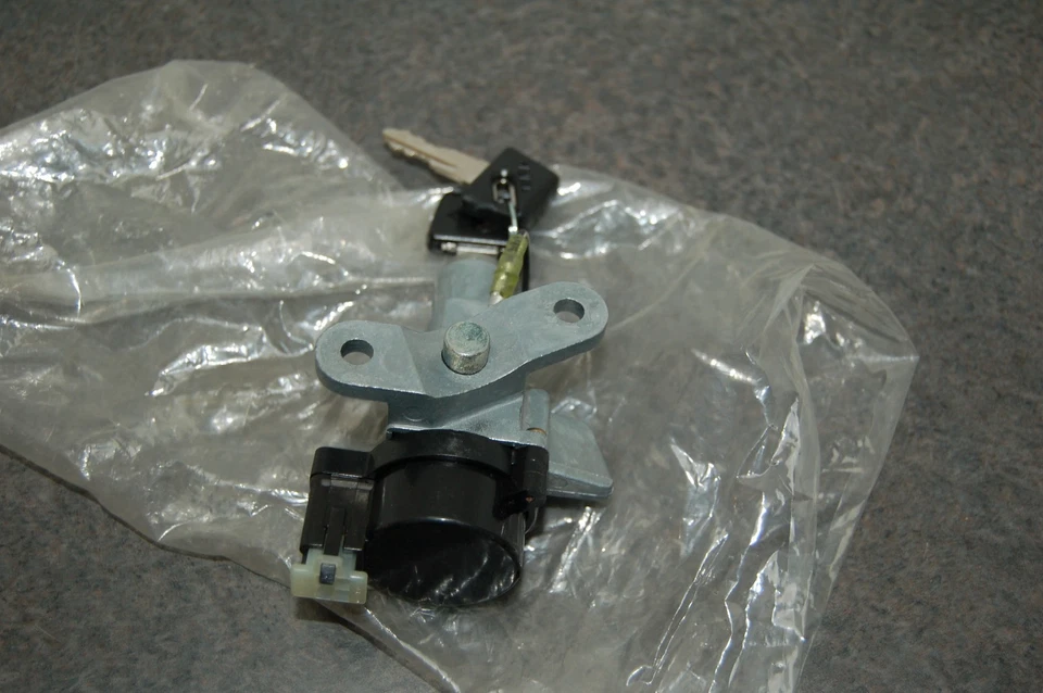 NUEVO ORIGINAL YAMAHA 2EK-82501-00 INTERRUPTOR PRINCIPAL 2 LLAVES BLOQUEO DIRECCIÓN RAZZ SH50 Foto 4 de 4