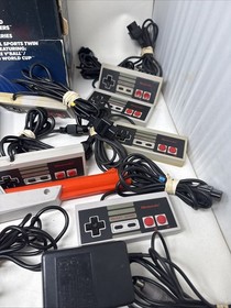 Nintendo Entertainment System NES Sports Set Console w zapper & 6 controllers
