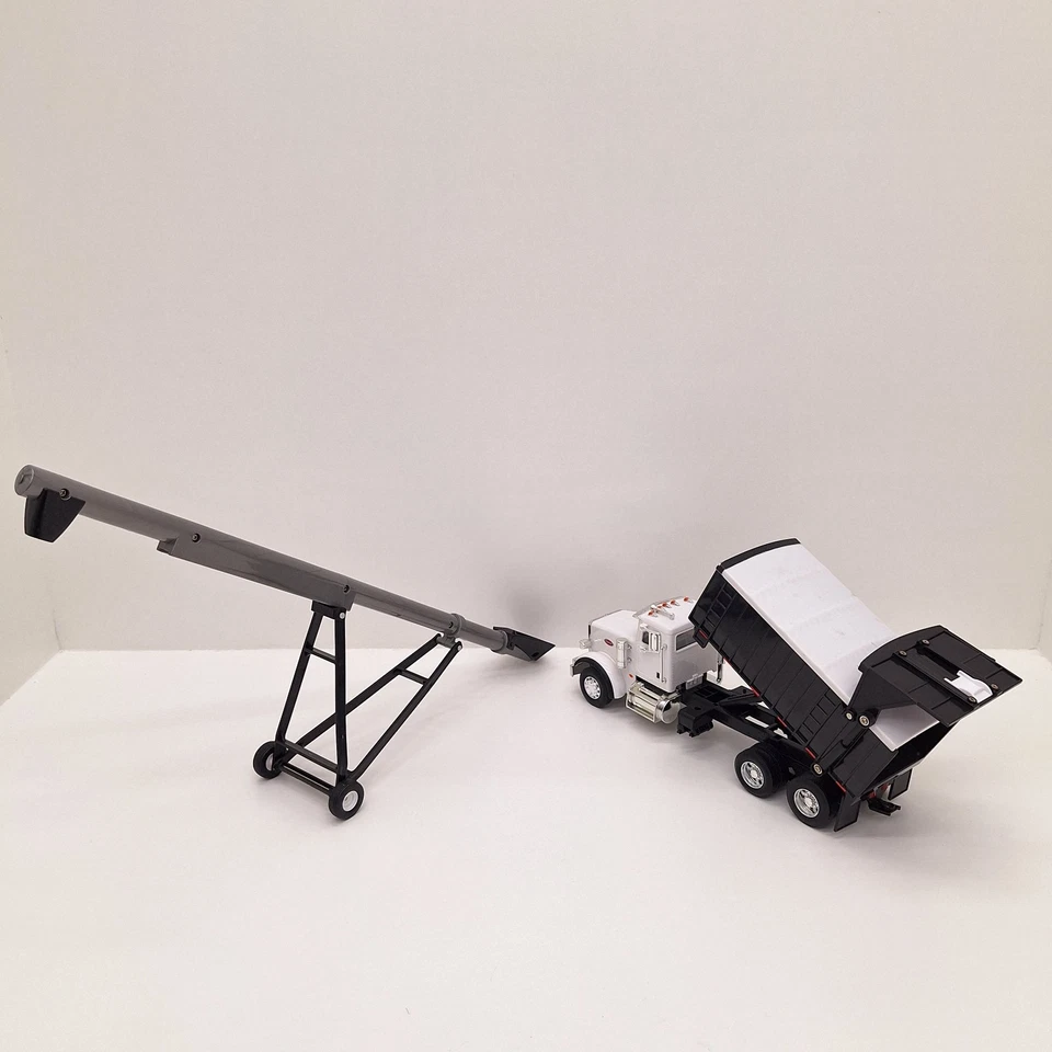 1/32nd Peterbilt Model 367 Straight Truck & Auger 46501 - Image 2 of 4