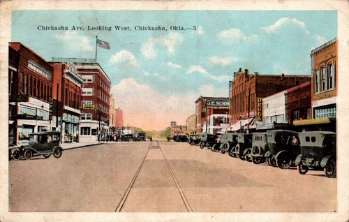 CARTOLINA SCENA DI STRADA VIALE SHICKASHA GUARDANDO OVEST CHICKASHA OKLAHOMA - 1924 - Foto 1 di 2