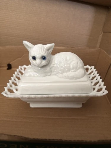 Vintage Westmoreland Milk Glass Cat On Lace Basket Dish Blue Glass Eyes (Box4)