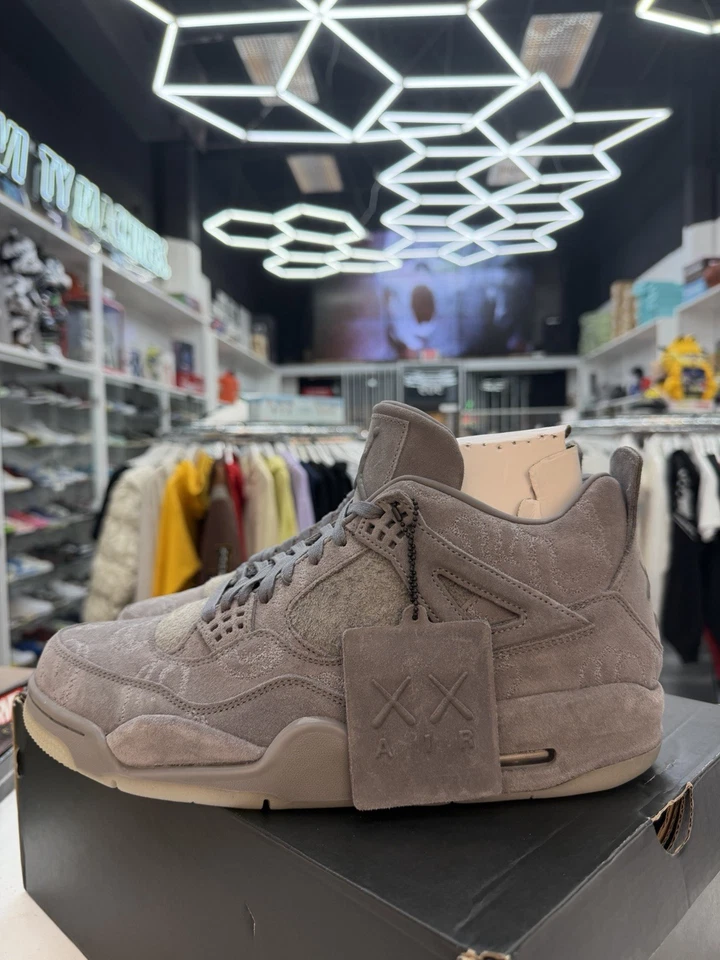 Talla 11.5 - Air Jordan 4 Retro x KAWS Gris Frío (930155-003) Muestra Rara Nuevo Foto 4 de 4