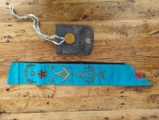 Ancienne écharpe de franc maçon ,insignes,pochette époque,medaille jumellage