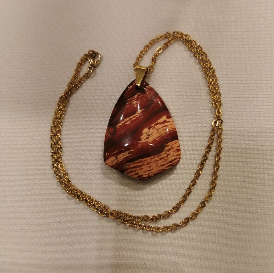 Collar de cadena de acero inoxidable chapado en oro de 18 quilates con colgante de jaspe rojo Foto 3 de 3