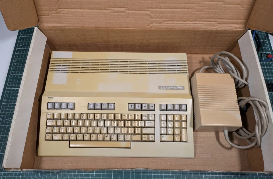Retrocomputer vingage Commodore 128 - Immagine 4 di 4