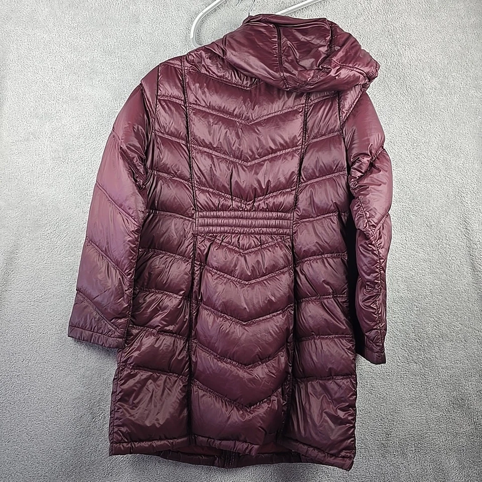 Abrigo acolchado largo borgoña grande Calvin Klein ligero premium Foto 2 de 4