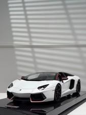 Lamborghini Aventador Roadster (White, Pirelli) [MR Collection] 1/18 scale