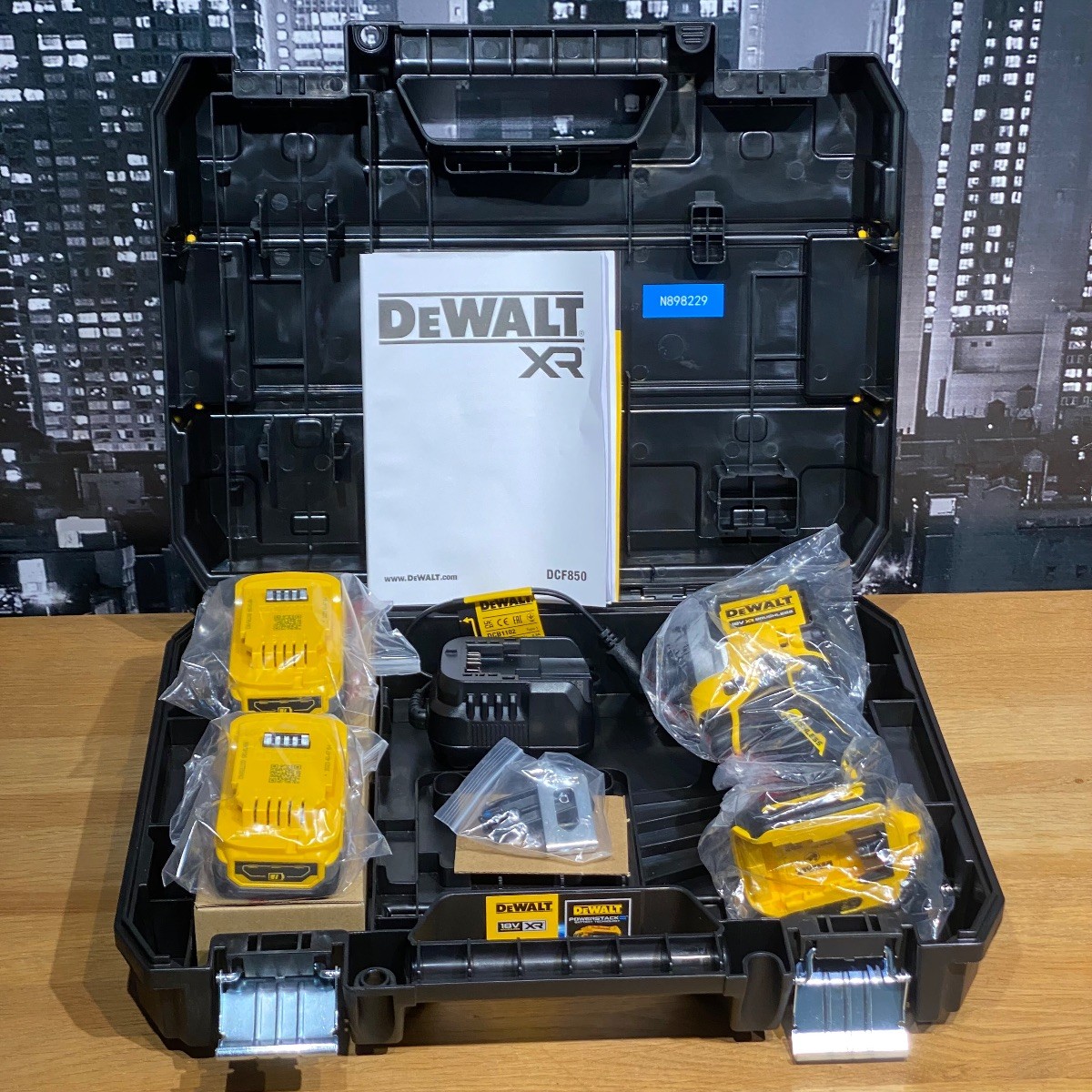 DeWALT Compact Impact Driver Brushless 18V XR 2 x Lithium Batteries & Charger EU