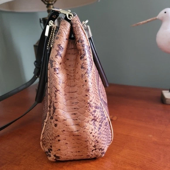 蔻驰 Minetta Python 压花棕褐色皮革挎包斜挎包 #F35271 — 第 3/4 张图片