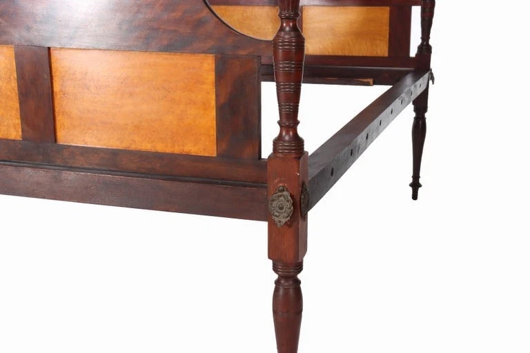 Antiguo marco de cama poste lápiz de arce Sheraton llama caoba y ojo de pájaro c1830 Foto 2 de 4