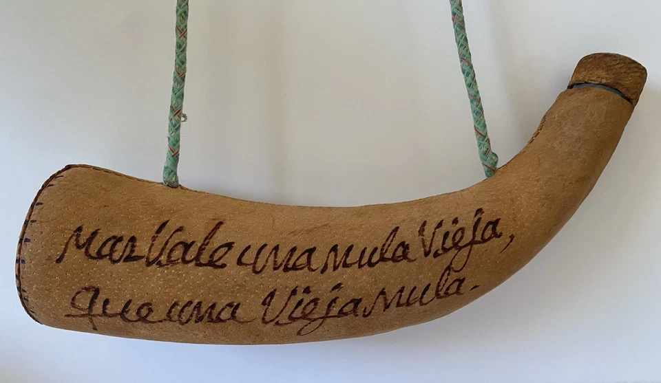 Botella de plástico cubierta de cuero vintage correa pintada a mano recuerdo de tequila Foto 2 de 4