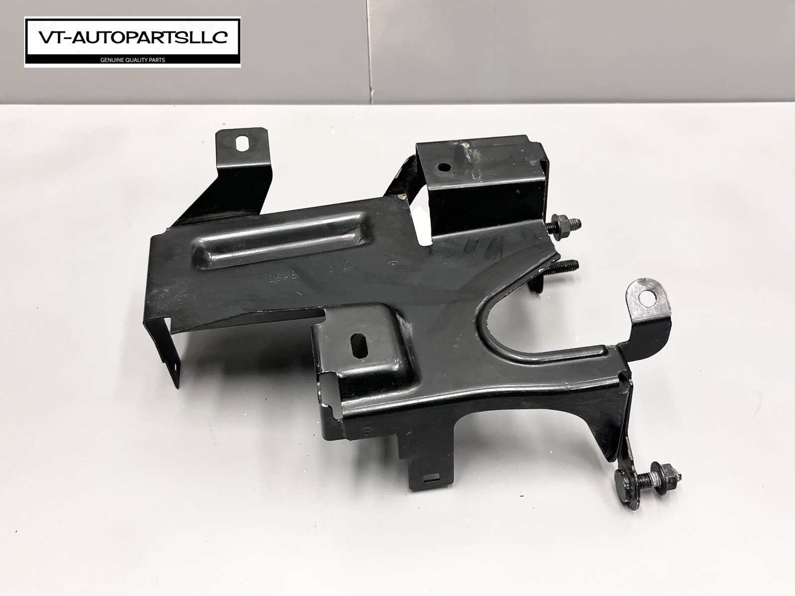 Maserati Levante 2017-2020 Power steering reservoir bracket