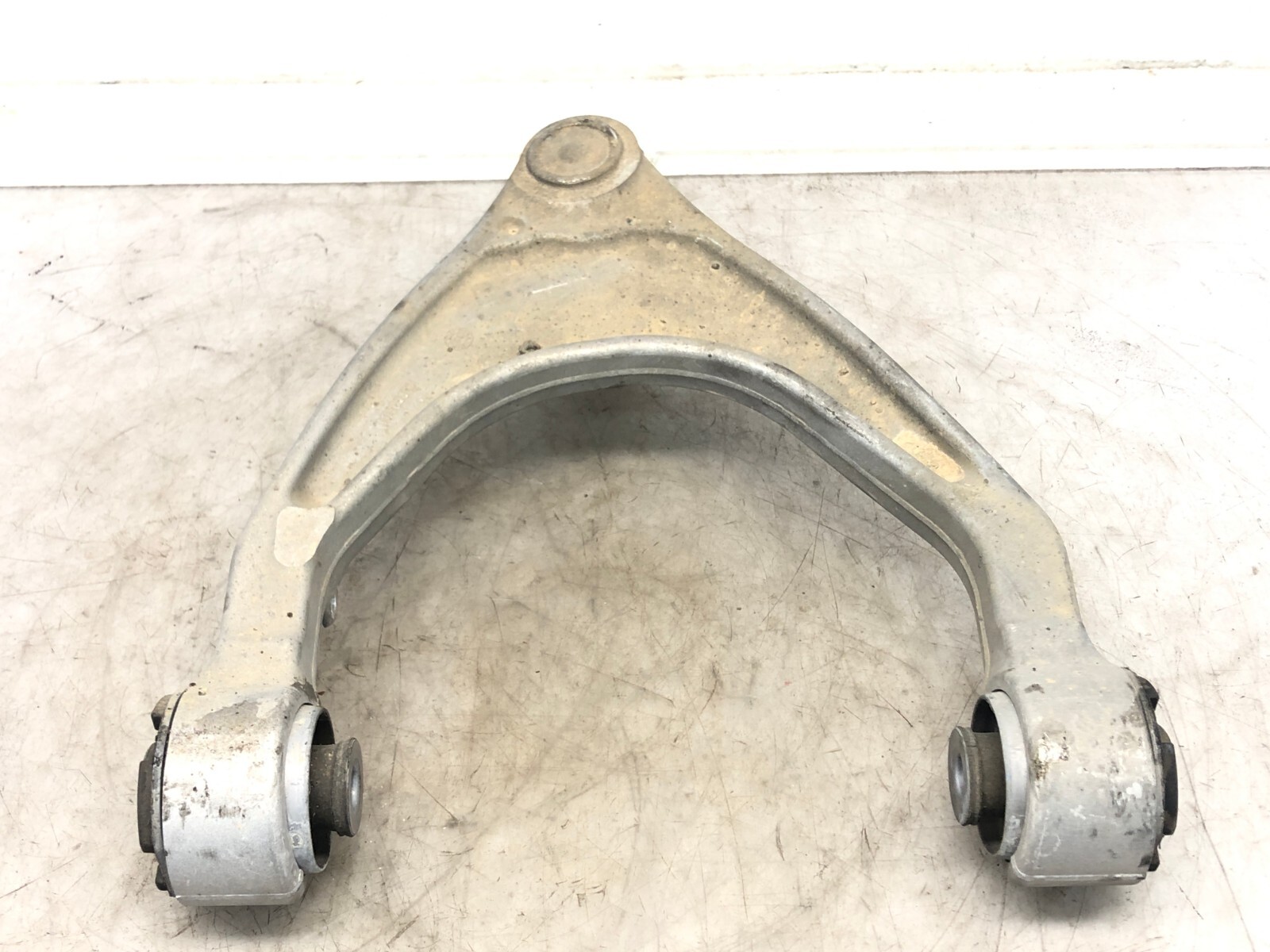 2017-2020 MASERATI LEVANTE AWD RIGHT PASSENGER FRONT UPPER CONTROL ARM OEM