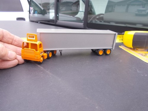 Diecast Winross White Tractor Semi Truck American Van Trailer some damage