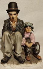 Charlie Chaplin mit kleinem Jungen sitzend - Porzellan  Figur - siehe Bilder