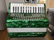 Yamaha ALTO 32 Green 32 Key Accordion with Case